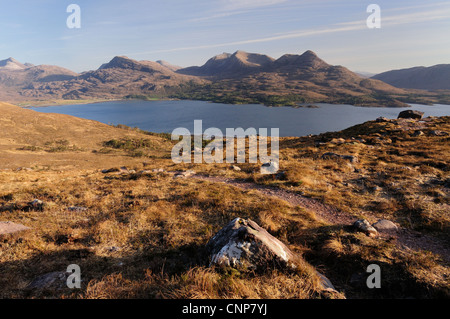 Vista dalle pendici del Beinn Alligin sopra Loch Torridon verso Beinn Damh, Torridon, Wester Ross, Highlands scozzesi Foto Stock