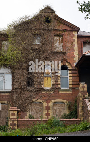 Il degrado urbano uk MERTHYR NURSING HOME chiuso derelitti intavolato edificio Vittoriano datato 1895 a Merthyr Tydfil South Wales UK Foto Stock