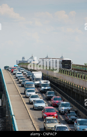 Il traffico sul ponte della metropolitana, di nebbia metropolitana, oltre il Dnieper RiverKiev, Ucraina, l'Europa. Foto Stock