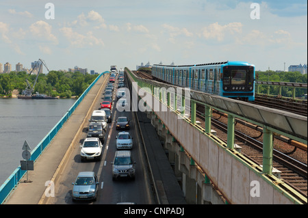 Il traffico sul ponte della metropolitana, di nebbia metropolitana, oltre il Dnieper RiverKiev, Ucraina, l'Europa. Foto Stock