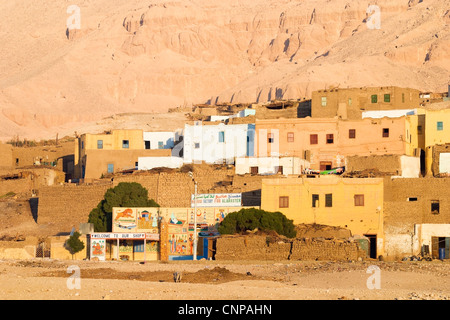 Villaggio all entrata della Valle dei Re a Luxor, Egitto sulla riva occidentale del Fiume Nilo Foto Stock