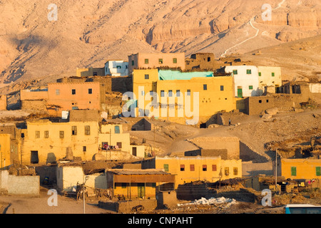 Villaggio all entrata della Valle dei Re a Luxor, Egitto sulla riva occidentale del Fiume Nilo Foto Stock