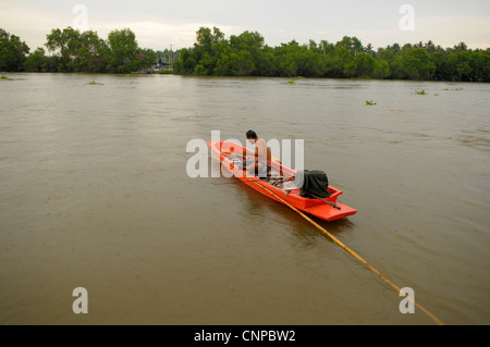 Fisherman pesca di gamberoni , tramonto sulla Mae Klong River , Amphawa, Samut Sakhon, Thailandia Foto Stock