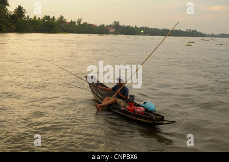 Fisherman pesca di gamberoni , tramonto sulla Mae Klong River , Amphawa, Samut Sakhon, Thailandia Foto Stock