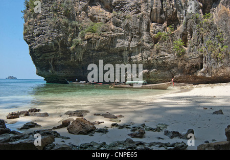 Barca dalla coda lunga sul podo isola, Krabi, Thailandia, Estremo Oriente Foto Stock