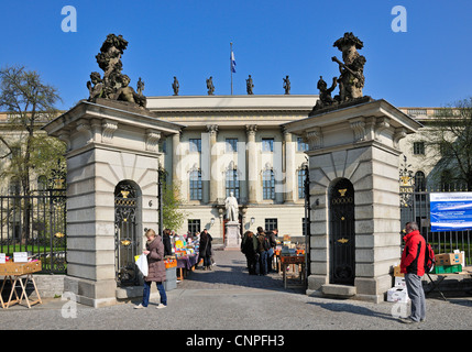 Berlino, Germania. Humboldt Universitat / Università il viale Unter den Linden. Prenota bancarelle nel cortile Foto Stock