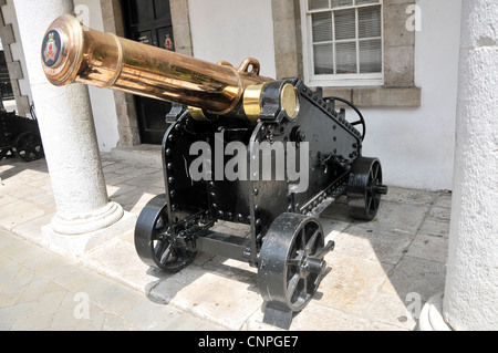 Il vecchio cannone al di fuori della casa del governatore,Gibilterra. Foto Stock