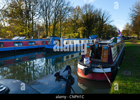 Battelli sul Grand Union Canal vicino a Milton Keynes, Regno Unito. Foto Stock