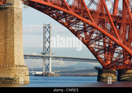 Il Forth Road Bridge visto attraverso un'arcata del Ponte di Forth Rail, nei pressi di Edimburgo, Scozia. Foto Stock