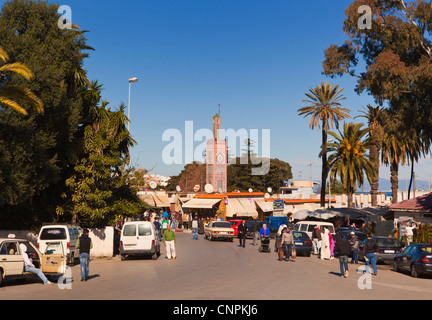 Tangeri, Marocco. Rue Sidi Bouabid portano a Le Grand Socco. Il minareto di Sidi Bou Abib moschea. Foto Stock