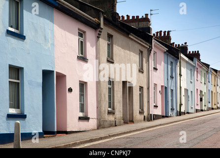 Regno Unito, Inghilterra, Devon, Paignton, Roundham Road, pastello dipinto di case a schiera Foto Stock