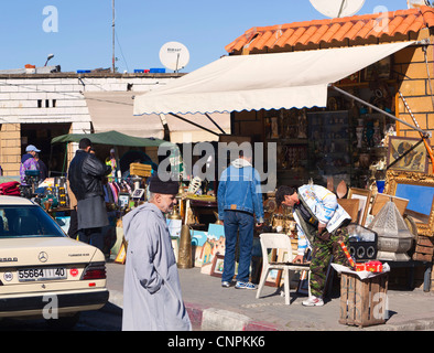 Tangeri, Marocco. Junk dealer in Rue Sidi Bouabid vicino a Le Grand Socco. Foto Stock