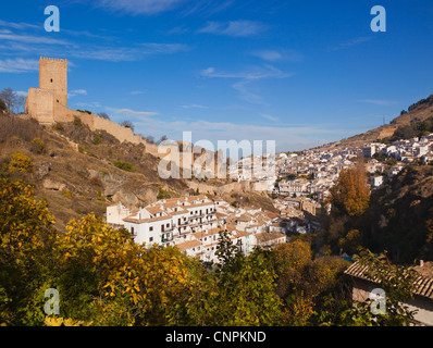 Cazorla e il suo castello, noto come Castillo de la Yedra,Provincia di Jaen, Andalusia, Spagna meridionale. Foto Stock