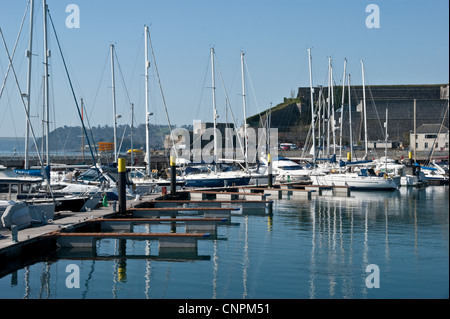 Yacht e barche ormeggiate in un porto turistico con i montanti si riflette nell'acqua. Foto Stock