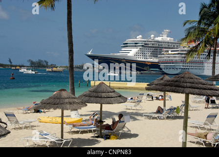 Vista delle navi dalla spiaggia del British Colonial Hilton Nassau Hotel Foto Stock