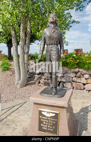 Statua della II Guerra Mondiale W.A.S.P.s presso la massa elevata Wisconsin Vietnam Veterans Memorial Progetto in Niellsville, Wisconsin Foto Stock