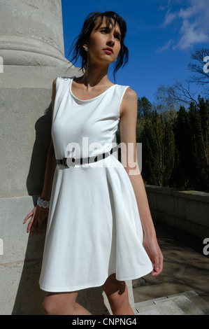 Moda modello 'Kittiwara' in una crema Sara Belted Dress Skater da BooHoo Foto Stock