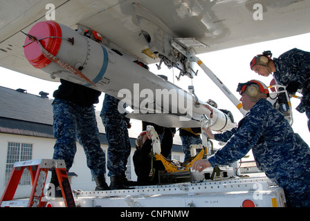 NAVAL AIR FACILITY MISAWA, Giappone (21 aprile 2012) – il team Aviation Ordnanceman, associato a Patrol Squadron (VP) 1, scarica LO SLAM-ER (Captive Air Training Missile) dal P-3 Aircraft 21 aprile 2012. VP-1 è attualmente in fase di implementazione nel Giappone settentrionale a sostegno delle 7° operazioni di flotta. Foto Stock