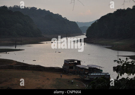 Set di sole sopra il serbatoio alla diga Mullaperiyar, in thekkady wild life santuario, Kerala, India Foto Stock