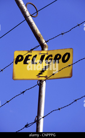 "Ira" segno sul recinto elettrico. Cuzco, Perù. Foto Stock