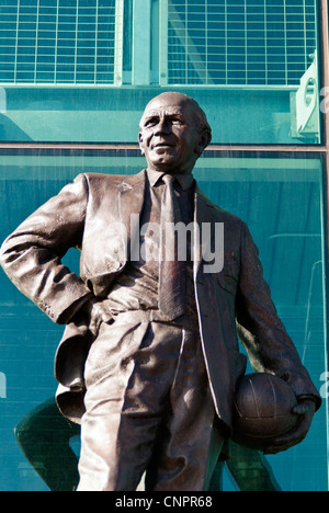 Statua di Sir Matt Busby fuori Manchester United football ground, Old Trafford, Manchester, Inghilterra, Regno Unito Foto Stock