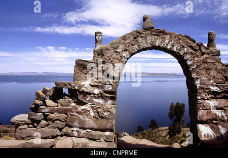 Archway all'entrata di un villaggio sull'isola Taquile. Il lago Titicaca, Perù. Foto Stock