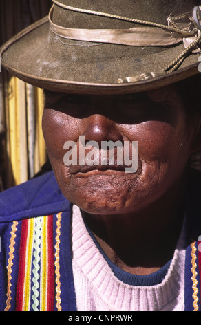 Uros donna su flottante isola reed. Il lago Titicaca, Perù. Foto Stock