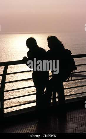 Ragazze guardando l'oceano da Larcomar. Miraflores Lima, Perù. Foto Stock