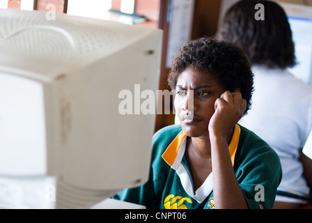 Ragazza sul computer in sigatoka, isole Figi Foto Stock