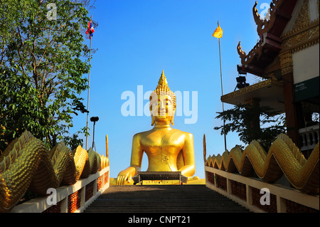 La figura di un grande golden Budda seduto è in Pattaya, Thailandia. Foto Stock