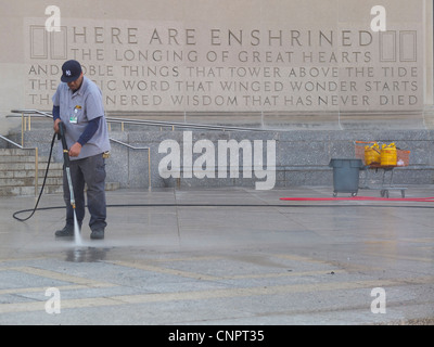 Pulizia del marciapiede di fronte alla sede principale della Brooklyn Public Library al Grand Army Plaza di Brooklyn, New York Foto Stock