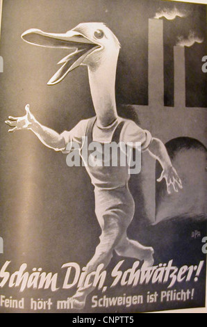 Manifesti di propaganda dell'era della seconda guerra mondiale che mostrano temi chiave del tempo di guerra, come l'orgoglio nazionale, il reclutamento militare e la difesa pubblica, creati sia dall'asse che dalle forze alleate. Foto Stock