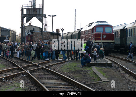 Gli ospiti e i visitatori in background della locomotiva, classe DR 230 famiglia (soprannominato Ludmilla) Foto Stock