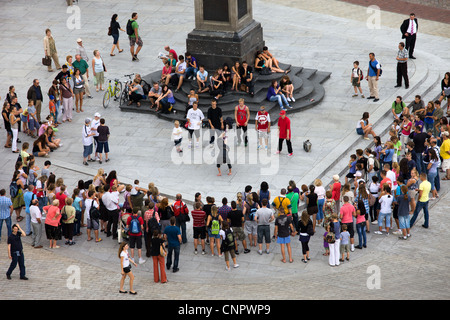 Gruppo di persone che guardano freestyle breakdance ballerini sotto Sigismondo Colonna nella Piazza della Città Vecchia a Varsavia, Polonia Foto Stock