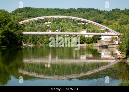 Il ponte che attraversa il fiume Lot a Castelmoron sur Lot, Aquitaine, Francia Foto Stock