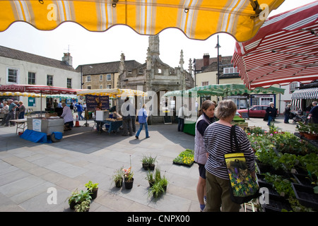 La piazza del mercato e la croce di mercato a Malmesbury, Wiltshire Foto Stock