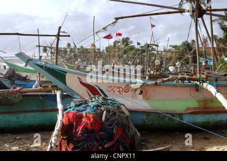 Sri Lanka Hikkaduwa - colorate barche da pesca e reti sulla spiaggia, Hikkaduwa, Sri Lanka Asia. Pesca nello Sri Lanka. Foto Stock