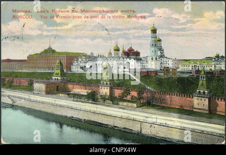 Una vecchia cartolina. Il Cremlino di Mosca. Il testo russo: Vista generale del Moscow Kremlin su Moskvoretsky bridge, 1910 Foto Stock