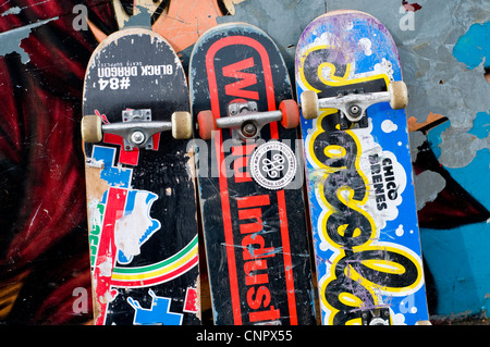 Tre skateboard appoggiato contro una parete Foto Stock