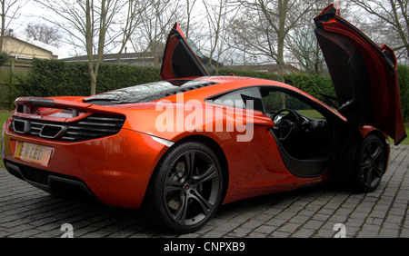 Una nuova McLaren MP4-12C su un viale con le porte aperte. Foto Stock