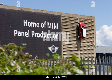 BMW Mini auto su verticalmente bloccato alla parete presso la BMW di pressatura del pannello in fabbrica a Swindon, Wiltshire Foto Stock