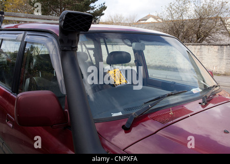 Un biglietto parkig su un parabrezza di un'auto. Foto Stock