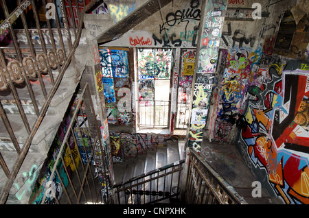 Graffiti scala coperta nel Kunsthaus Tacheles Art Center a Berlino Foto Stock