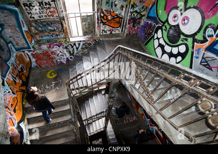 Graffiti scala coperta nel Kunsthaus Tacheles Art Center a Berlino Foto Stock