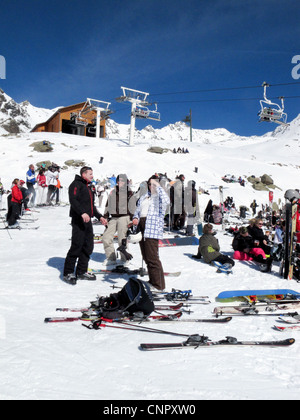 Francia sci - gli sciatori ottenere pronto ad andare su impianti di risalita, Val Thorens, tre valli delle Alpi Francesi, Francia Europa Foto Stock