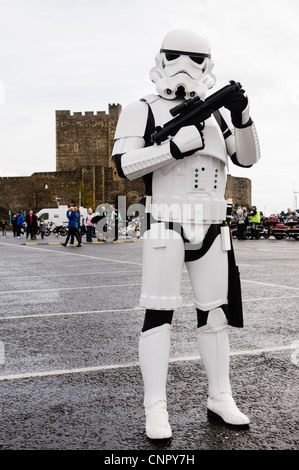 I fan di Star Wars vestito come Stormtroopers eseguire in Carrickfergus Foto Stock