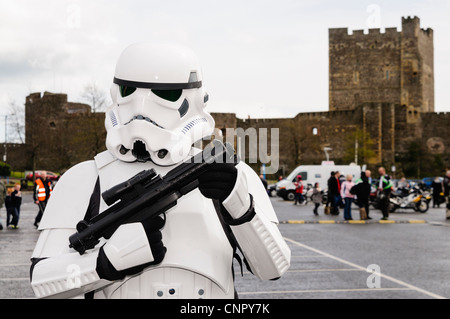 I fan di Star Wars vestito come Stormtroopers eseguire in Carrickfergus Foto Stock