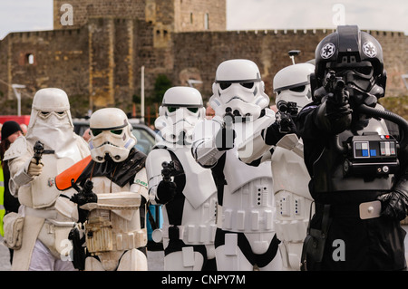 I fan di Star Wars vestito come Stormtroopers eseguire in Carrickfergus Foto Stock