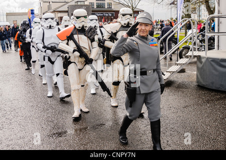 I fan di Star Wars vestito come Stormtroopers eseguire in Carrickfergus Foto Stock