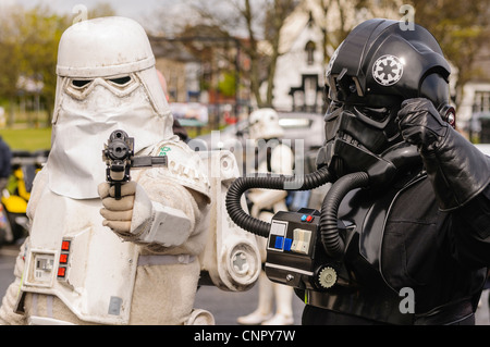 I fan di Star Wars vestito come Stormtroopers eseguire in Carrickfergus Foto Stock